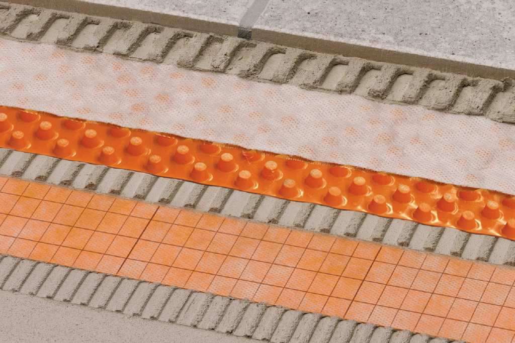 Bezpečná a odolná podlahová konstrukce Schlüter s kontaktní drenáží a izolací