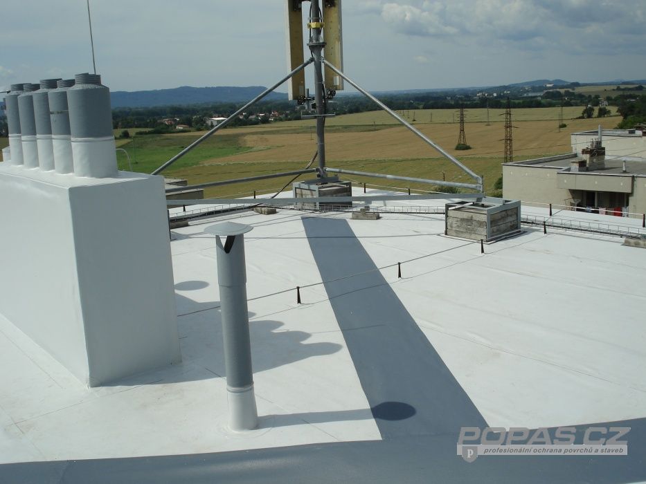 Ploché střechy Trutnov - realizace pro střešní pláště s nulovým sklonem – bezúdržbová a bezplamenná technologie