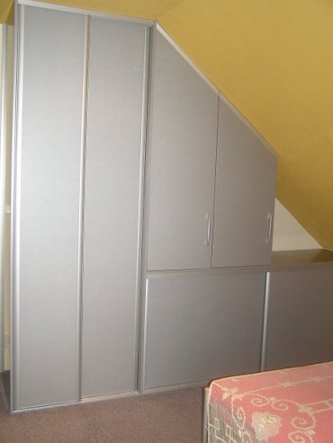 Vestavné skříně jako řešení při nedostatku prostoru – výroba skříní Liberec