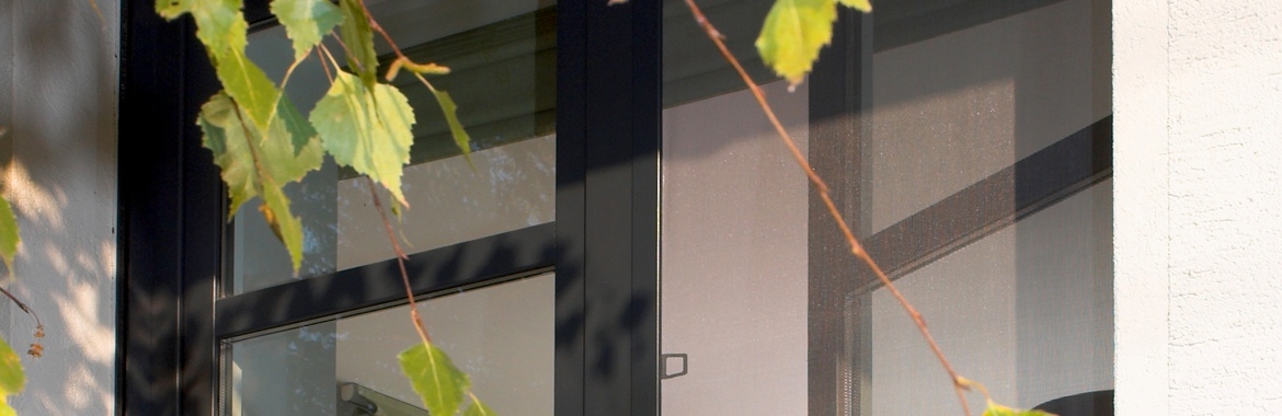 Rolovací sítě proti hmyzu do dveří i oken, okenní rolety