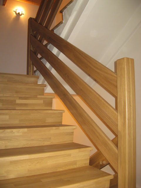 Dřevěné schodiště, zábradlí, obložení stěn, stropu ze dřeva