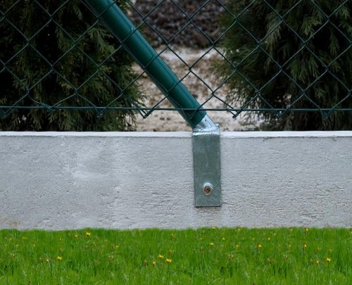 Podhrabové desky a patní kostky z betonu pro ploty z latí, kovových sítí i pletiva