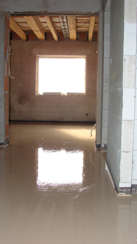 Pokládka cementové podlahy, camflow, samonivelačni potěr na bázai cementového poijiva