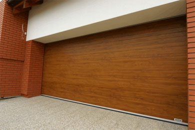 Zateplené sekční garážová vrata v imitaci dřeva