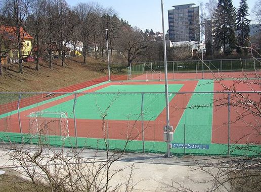 Venkovní sportovní areál u Sokolovny – míčové sporty, fotbal, tenis