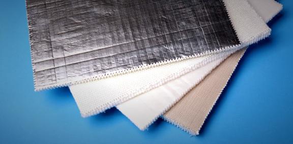 Laminování rohoží z netkané textilie, potahování povrchu sklovláknitých rohoží vrstvou hliníkové fólie