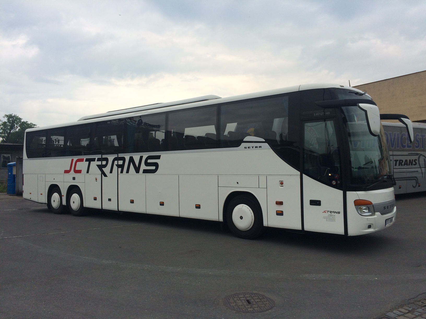 Autobusy na zájezd nebo školní výlet s bezpečnostními pásy - doprava bez zranění