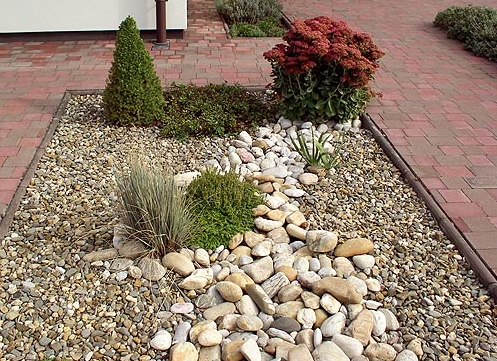 kamenné prvky v zahradě