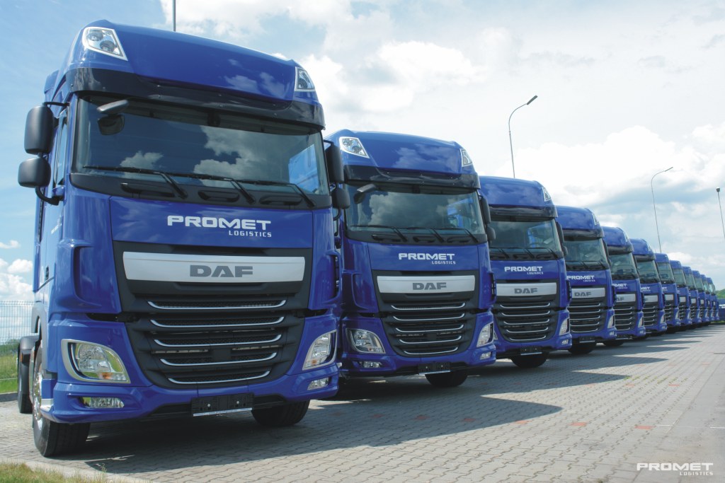 Nákladní kamionová přeprava sypkých materiálů sklápěcími návěsy po celé Evropě