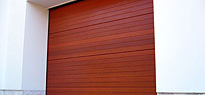 Sekční garážová vrata z lepeného dřeva pro elegantní vzhled vašeho domu