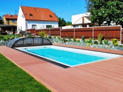 Moderní terasy WPC k domu i bazénu - drážkované pro lepší bezpečnost, odolné vůči vodě