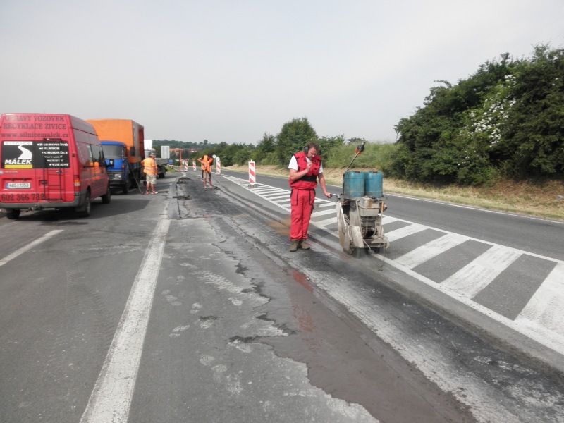 Řezání vozovek Praha – řezání betonových a asfaltových povrchů do hloubky 17 cm