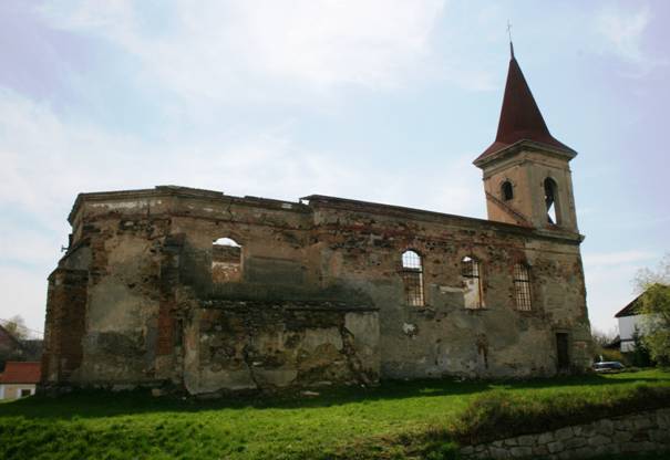 Obec Všestudy se zříceninou kostela svatého Michaela archanděla ze 14. století