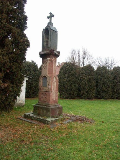 Pískovcově-žulová zvonička, obec Kšely, okres Kolín