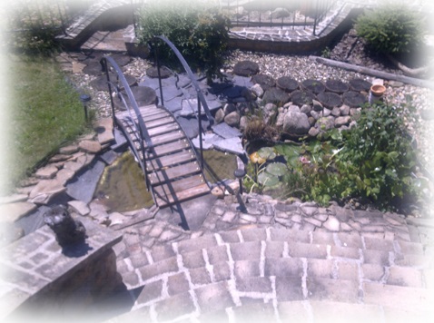 úprava pozemku zahrady s vodní hladinou a práce s kamenem