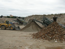 Uložení drcení recyklace odpadů struska beton cihly asfalt Hradec