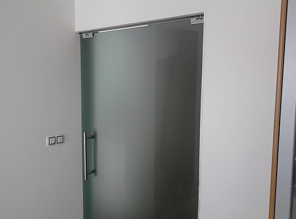 Výroba skleněných sprchových koutů, skleněné podlahy, dveře, schodiště, zábradlí