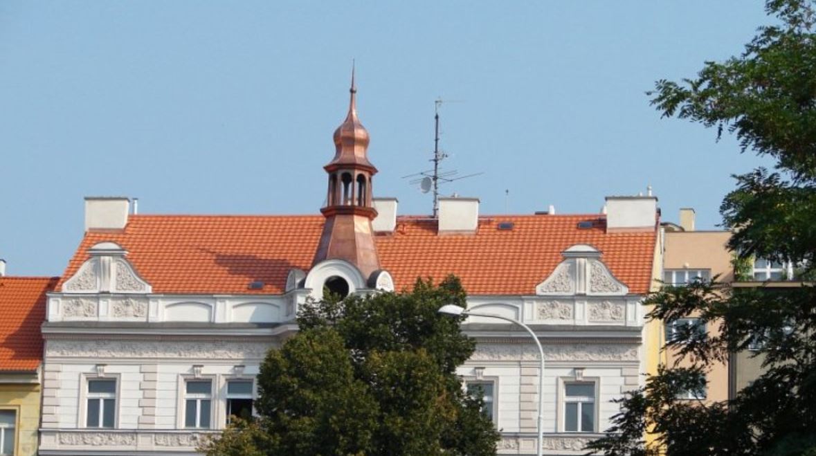 Pokládka pálené střešní krytiny Praha – střecha na několik generací