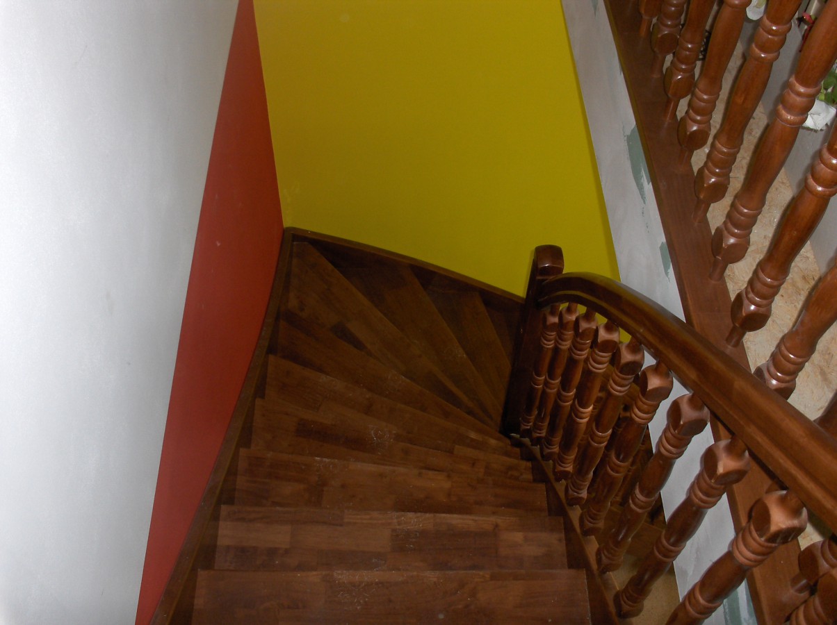 Interiérové schodiště ze dřeva hevea brasiliensis Jílové u Prahy – nízká cena, luxusní vzhled, snadná údržba