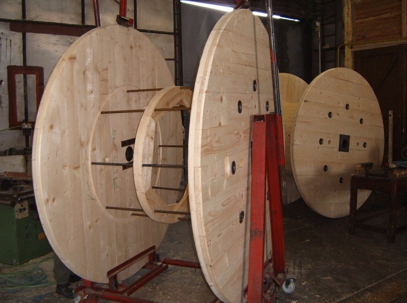 Drevené káblové bubny na zákazku od spoľahlivej českej firmy - výroba