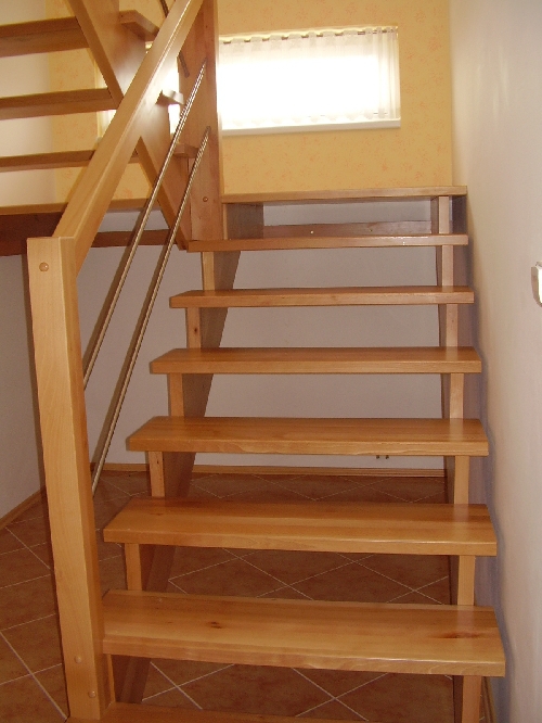 Výroba dřevěných masivních schodů