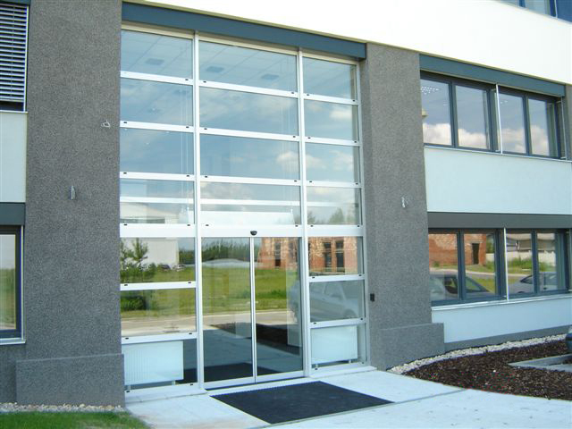 Hliníkové prosklené konstrukce fasády výkladce okna dveře Hradec