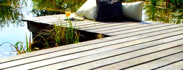 Venkovní terasové a podlahové prvky z dubového dřeva oživí vaši zahradu
