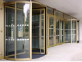 Karuselové / turniketové dveře do průmyslových i komerčních budov - výborné tepelně-izolační vlastnosti