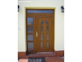 Kvalitní plastové vchodové dveře pro rodinné domy s dekorativními prvky