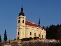Obec Konecchlumí s barokním kostelem, tvrzí a kulturním životem