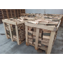 Štípané palivové dřevo a třísky – měkké i tvrdé dřevo připravené k okamžitému odběru na paletách
