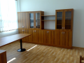 Nábytek do kanceláře-jednací stoly, kancelářské skříně, dřevěné police