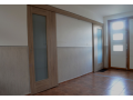 Plné i prosklené posuvné interiérové dveře-instalace na zeď, do pouzdra