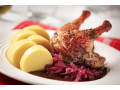 Stylová restaurace připraví speciality na objednávku - pečená kachna, tatarák