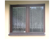 Sítě proti hmyzu a vertikální nebo horizontální žaluzie do oken - široký výběr okenních doplňků
