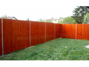 Dodávka dřevěných stěn s kvalitní povrchovou úpravou pro dokonalé soukromí