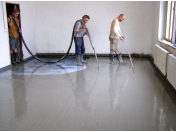 Litý cementový potěr Cemflow pro vyrovnání podlahy – žádné dodatečné stěrkování