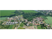 Obec Zlončice na Mělnicku, vesnice v přírodním biokoridoru a chráněné zóně Zlončická rokle