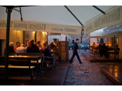 Posezení ve stylové restauraci poblíž Pražského hradu, prohlídka minipivovaru, ochutnávky piva