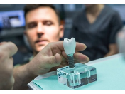 Zubní implantáty Praha – bezbolestně v lokální anestezii