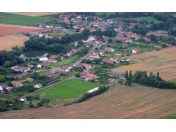 Vesnice Kunčice na Královéhradecku s blízkým zámkem Hrádek u Nechanic a hustými lesy