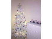 Umělé vánoční stromky v podobě jedle zelené či bílé vykouzlí atmosféru Vánoc v každém interiéru