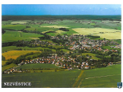 Malebná vesnička v západních Čechách, pamětihodnosti, umělá vodní nádrž a letní restaurace