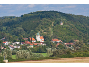 Město u Plzně s krásnou přírodou, lesy a historickými zajímavostmi