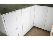 Montované sprchové a WC kabiny a zástěny HPL pro sportoviště a koupaliště