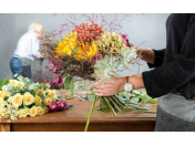 Floristické služby Praha, vázání svatebních kytic, čerstvá květinová výzdoba, květiny na stůl
