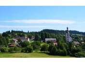 Obec Dobřany v Královéhradeckém kraji, barokní kostel sv. Mikuláše, roubená fara, zbytky hradu