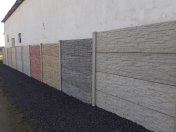 Výroba, montáž a doprava odolných betonových plotů v různých barevných provedeních