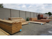 Dovoz dřevěných konstrukcí na stavbu pergoly nebo přístřešku nad auto – smrkové řezivo a dřevěné kůly