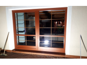 Výměna a oprava poškozeného skla na oknech nebo dveří a instalace stínící techniky